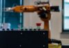 Roboty AutoStore a „starzenie się” gridu – jak zmienia się efektywność floty wraz z rozwojem magazynu? roboty autostore