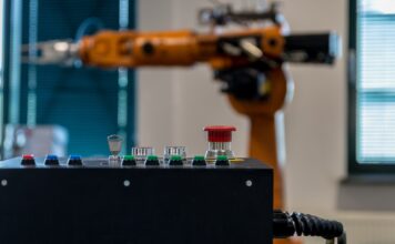 Roboty AutoStore a „starzenie się” gridu – jak zmienia się efektywność floty wraz z rozwojem magazynu? roboty autostore